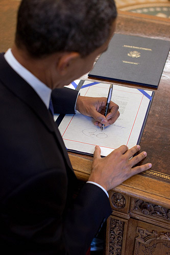 Barack Obama signs Star Spangled Banner Com. Coin Act, 8/10